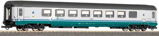 Passenger car 1st class type Gran-Comforto in XMPR livery<br /><a href='images/pictures/Roco/45431.jpg' target='_blank'>Full size image</a>